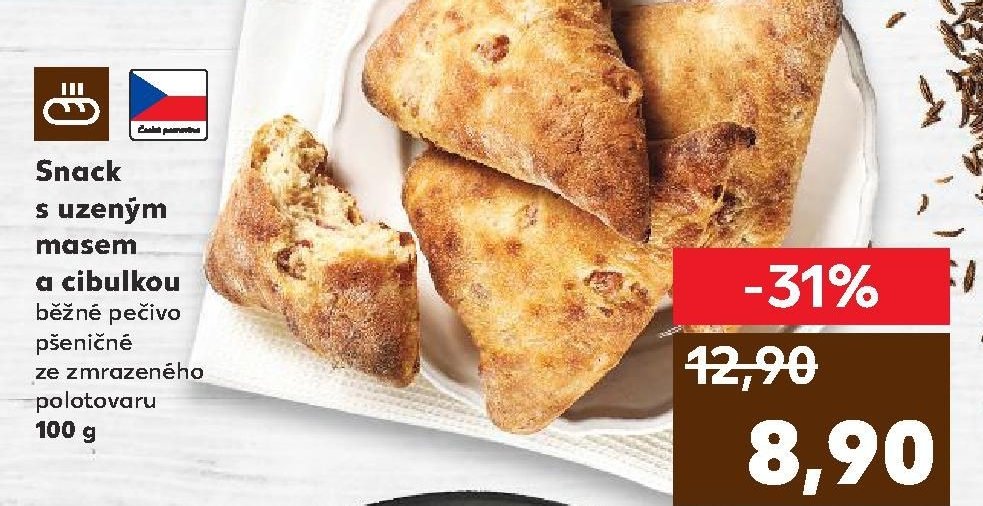 Snack s uzeným masem a cibulkou