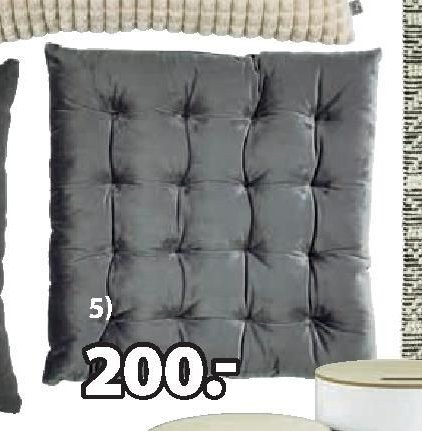 SEDÁK NA ŽIDLI HYBENROSE