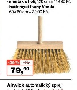 Spokar kotě zatloukané s holí