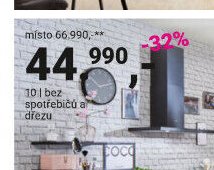 Kuchyně s bílými skříňkami a lednicí